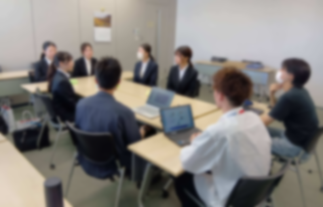 先輩社員との座談会
(写真はぼかし加工をしています。)
